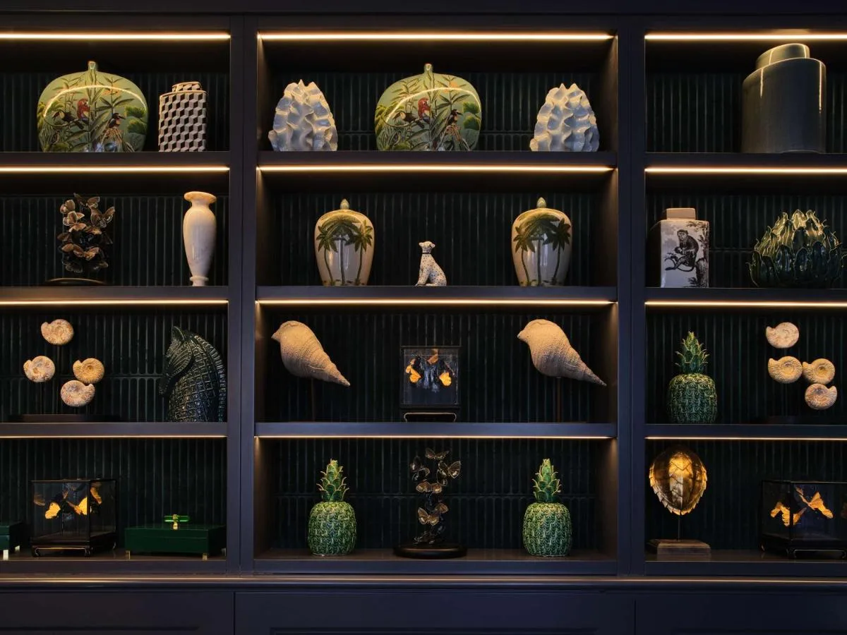 a display of vases and other items on a shelf at Henrietta House, a member of Radisson Individuals in Bath